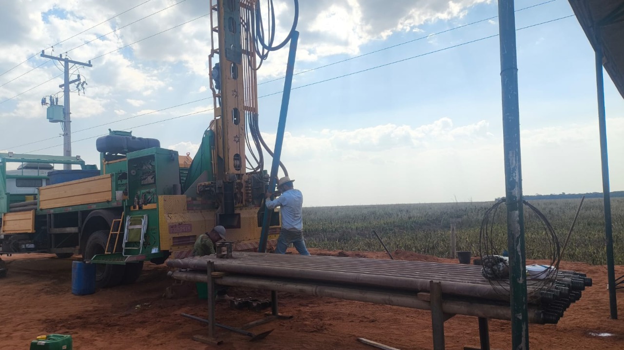 Equipamento da Master Perfurações em operação em área rural